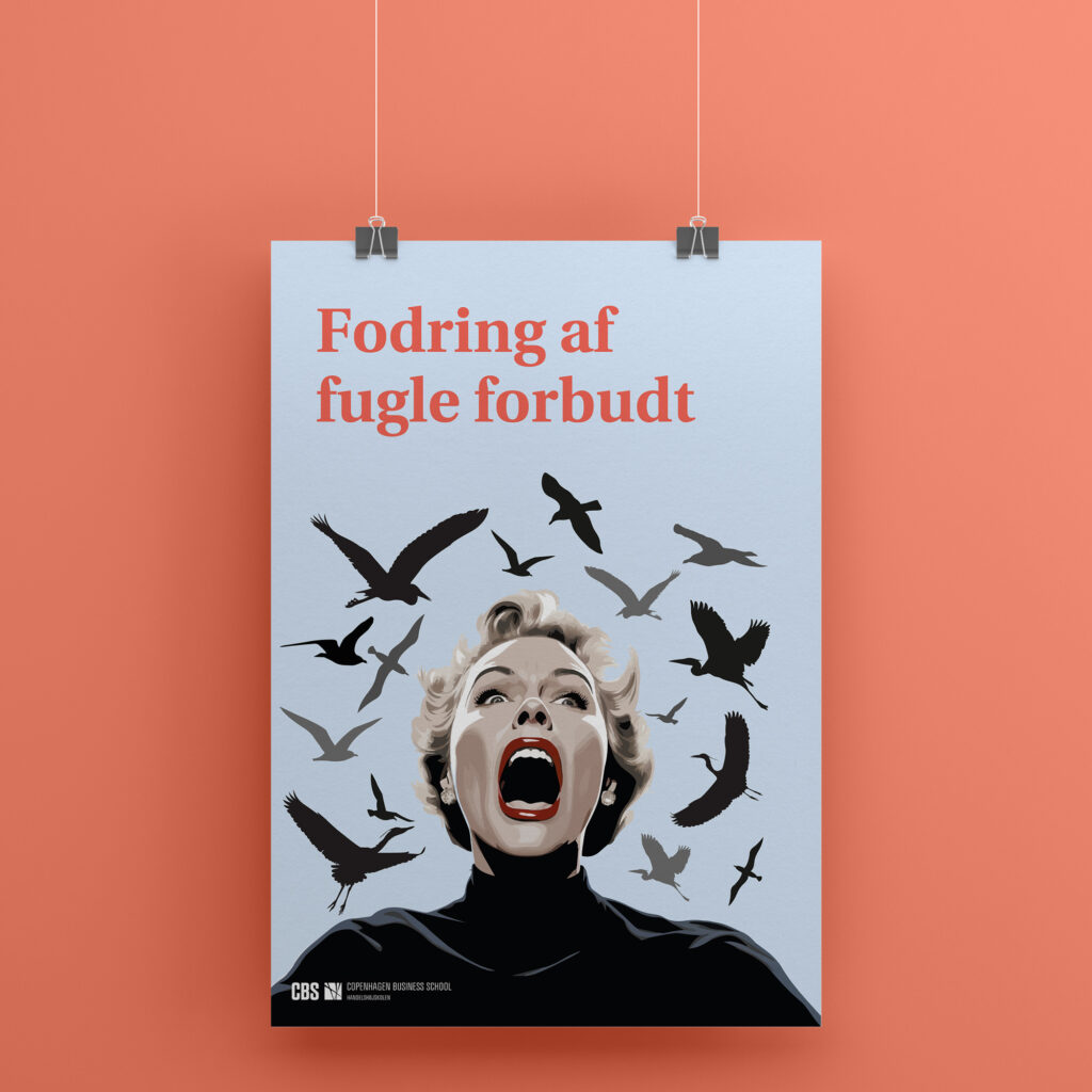 Grafisk design på plakat som viser en skrigende kvinde omgivet af fugle - en reference til Hitchcock.